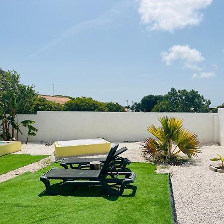 Bon Bini Kokolishi Hotel Willemstad Bagian luar foto